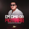 About Em Cima Da Motinha Song