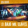 About Bajo Mil Llaves En Vivo Song