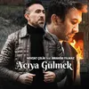 Acıya Gülmek