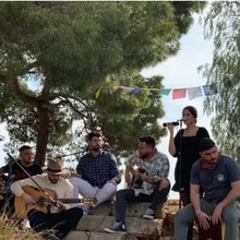 Entre las Flores En Acústico