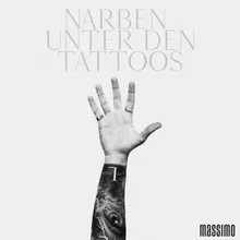 Narben unter den Tattoos