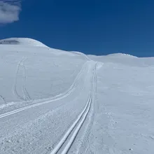 Gir, slår, trøster og tar