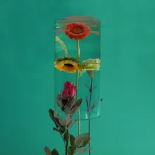 Cambiare l’acqua ai fiori