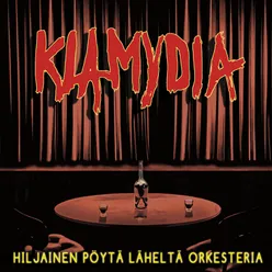 Hiljainen pöytä läheltä orkesteria