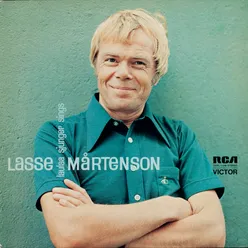 Lasse Mårtenson laulaa