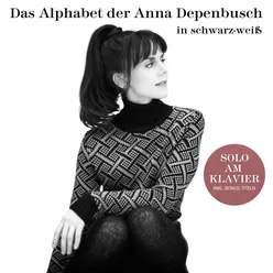 Das Alphabet der Anna Depenbusch in Schwarz-Weiß. Solo am Klavier