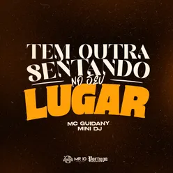 TEM OUTRA SENTANDO NO SEU LUGAR