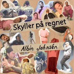 Skyller på regnet